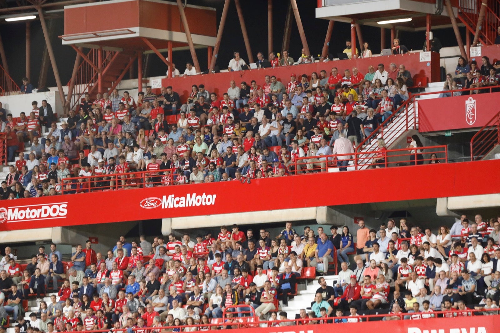 Encuéntrate en la grada en el Granada-Girona