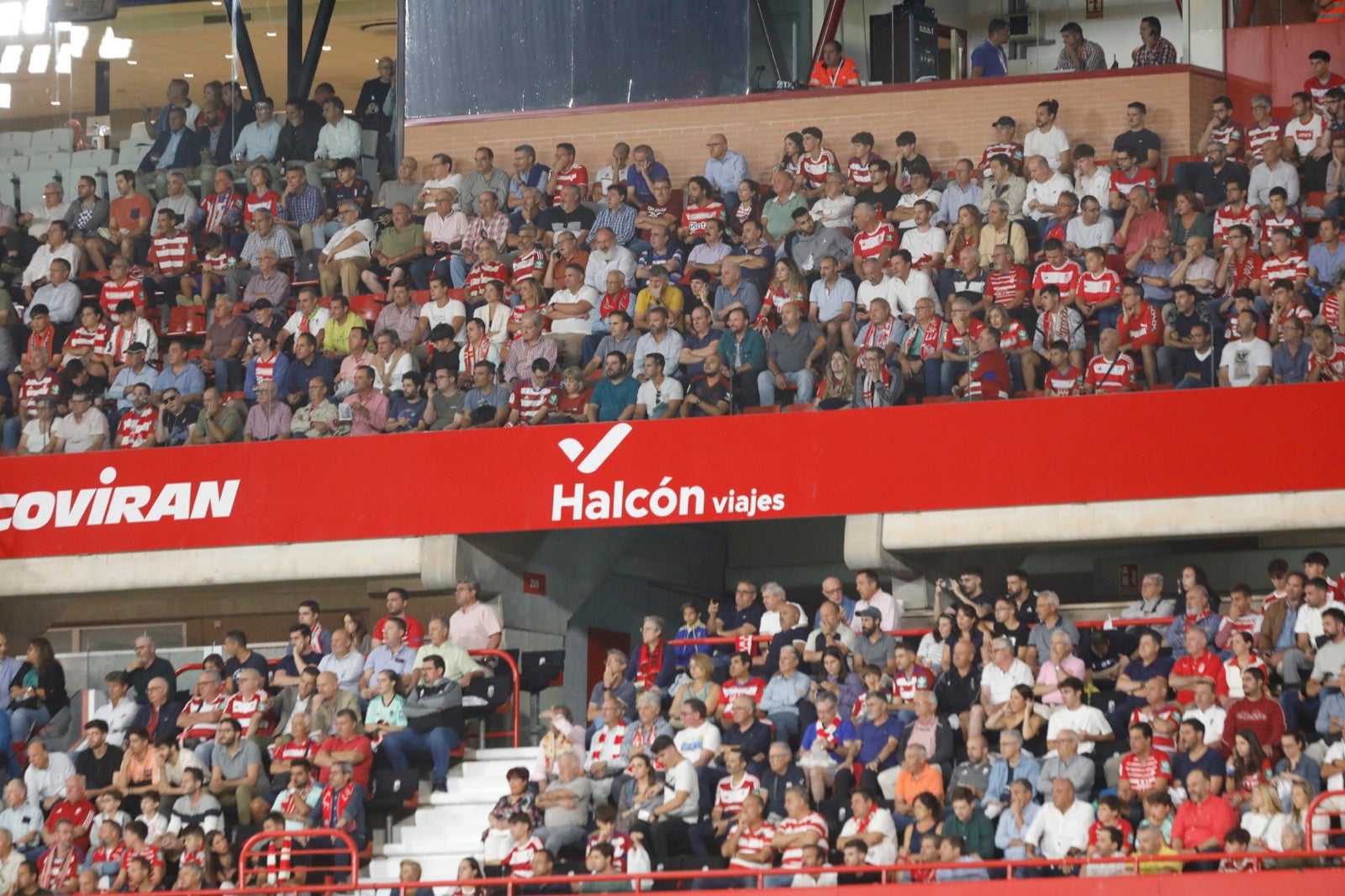 Encuéntrate en la grada en el Granada-Girona