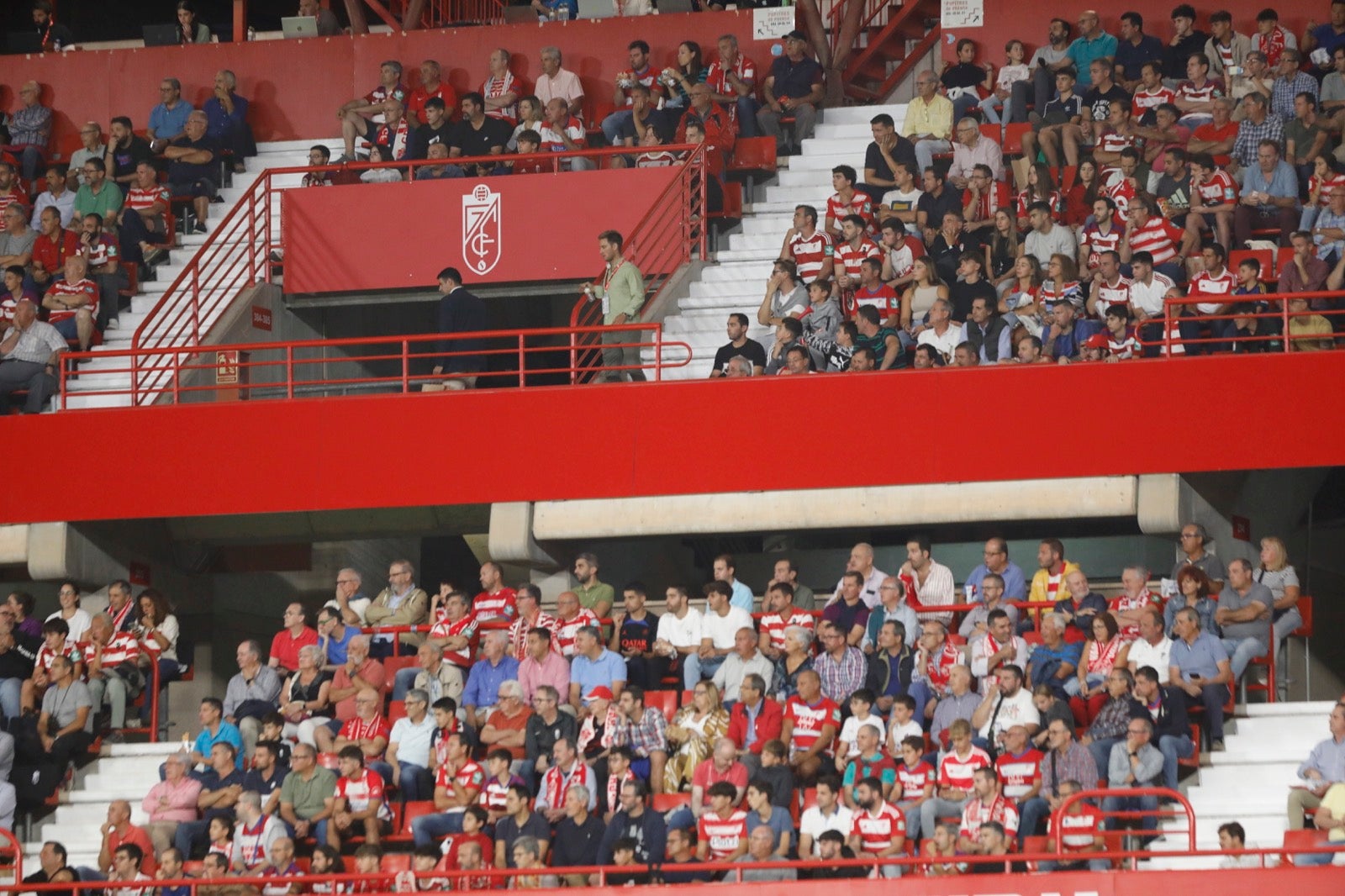 Encuéntrate en la grada en el Granada-Girona