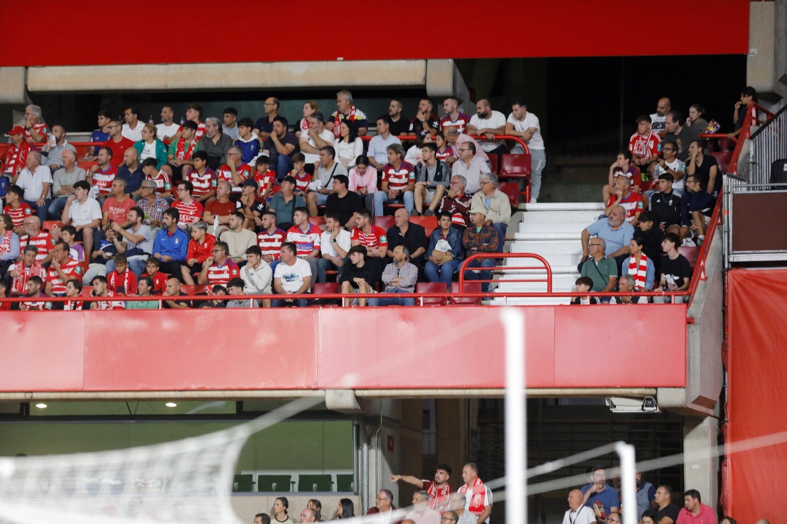 Encuéntrate en la grada en el Granada-Girona