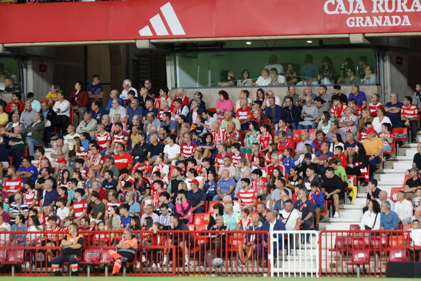 Encuéntrate en la grada en el Granada-Girona