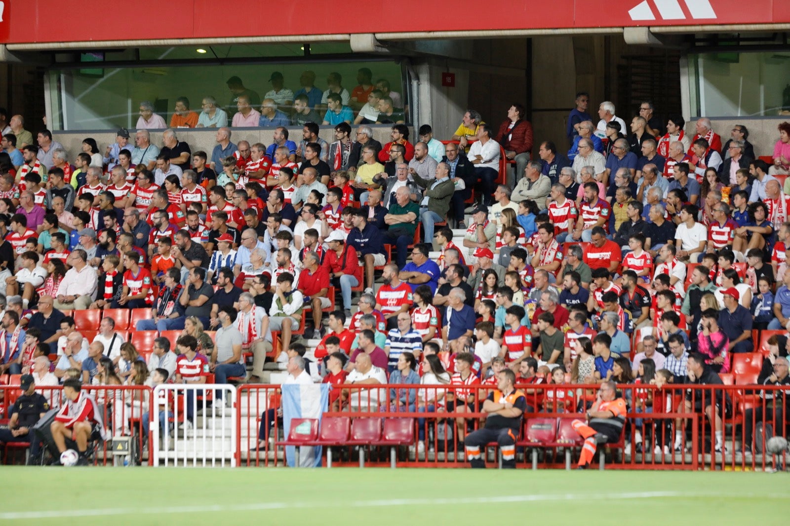 Encuéntrate en la grada en el Granada-Girona