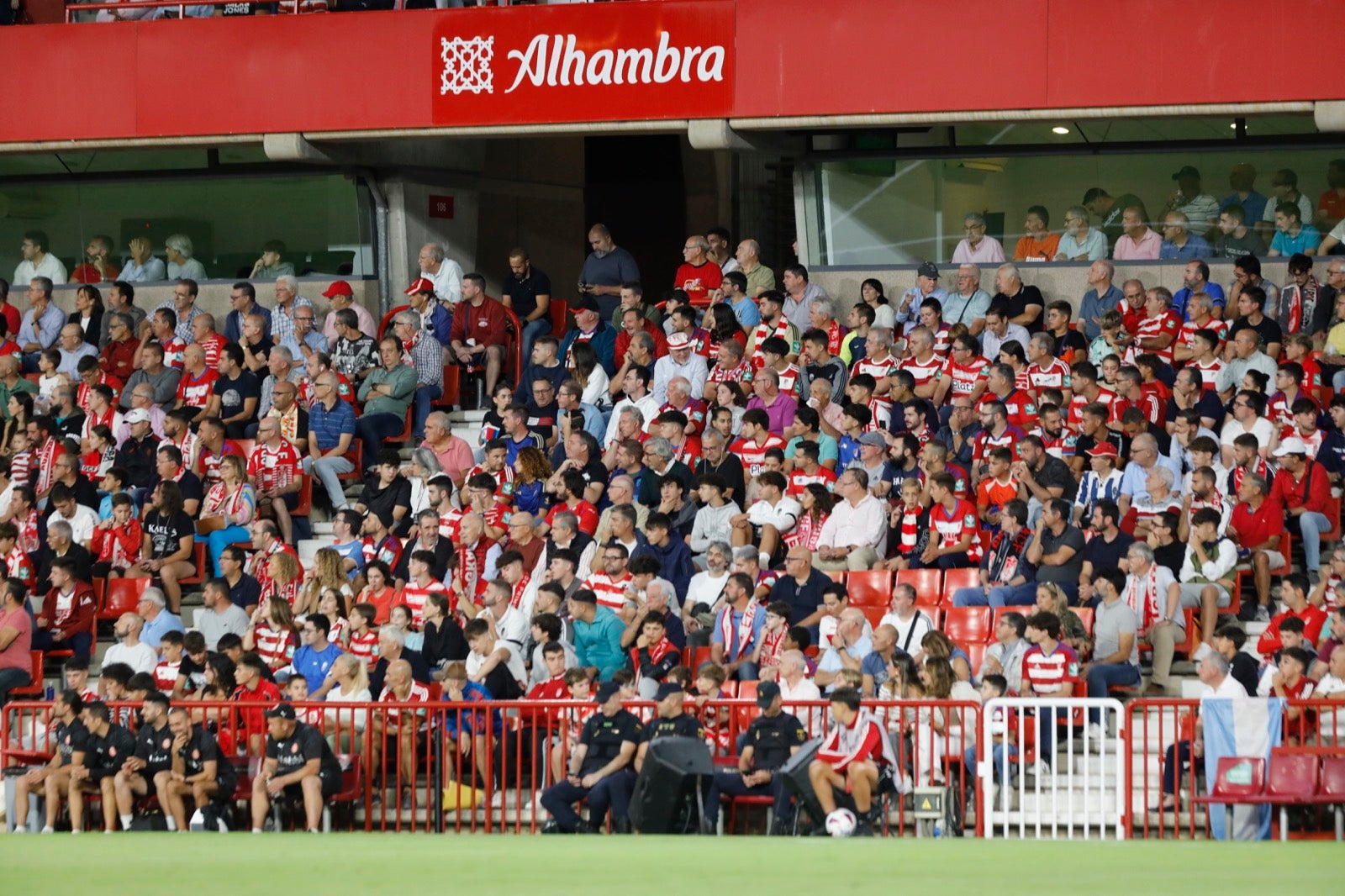 Encuéntrate en la grada en el Granada-Girona