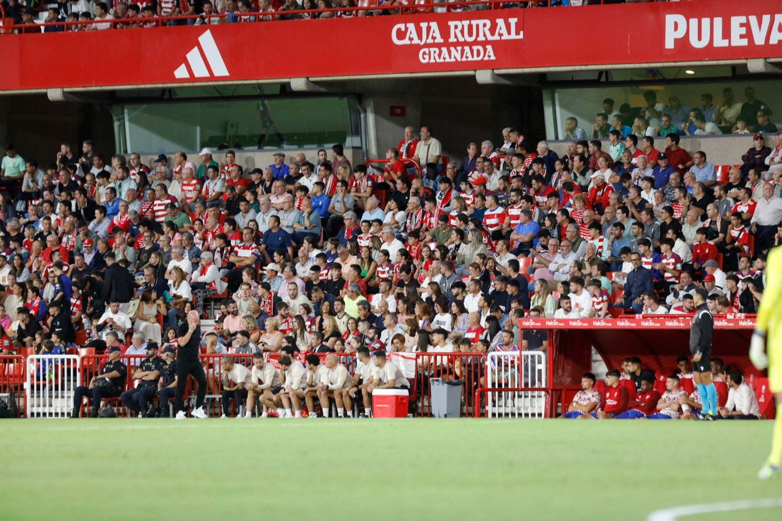 Encuéntrate en la grada en el Granada-Girona