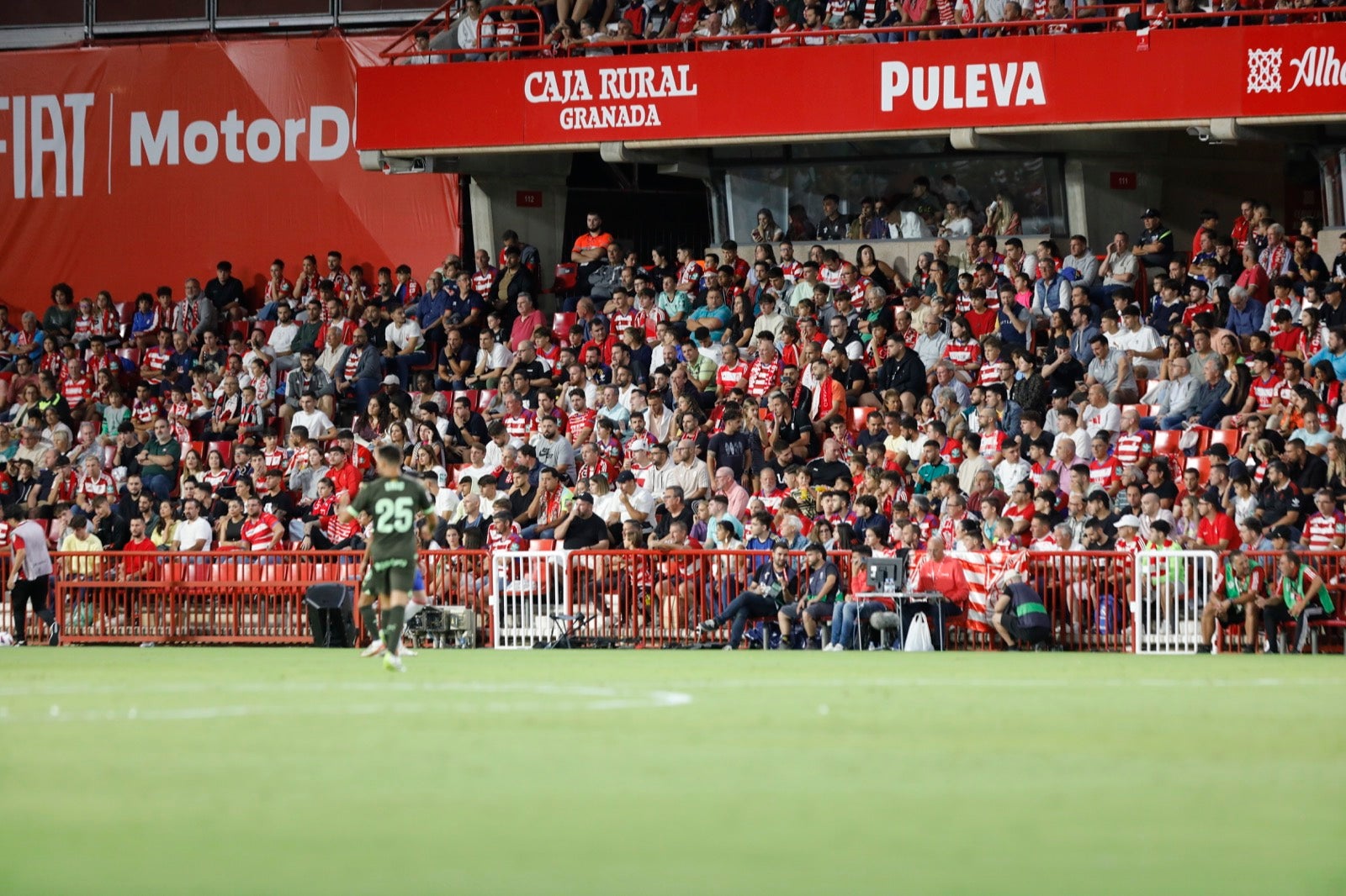 Encuéntrate en la grada en el Granada-Girona