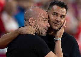 Míchel abraza a Paco López antes del inicio del partido.