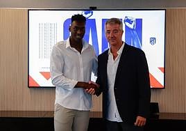 Samu Omorodion estrecha la mano a Gil Marín, consejero delegado del Atlético de Madrid.