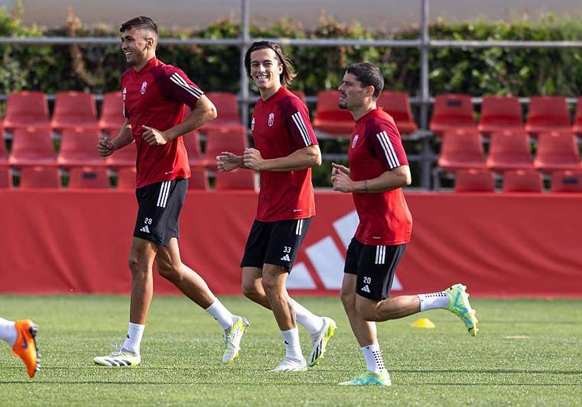 Raúl Torrente y Álvaro Fernández Carreras, sonrientes junto a Sergio Ruiz en un entrenamiento de la semana pasada.