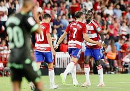 Lucas Boyé agradece a Famara Diédhiou la asistencia en su gol.
