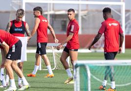 Myrto Uzuni mira a Manafá durante un entrenamiento.