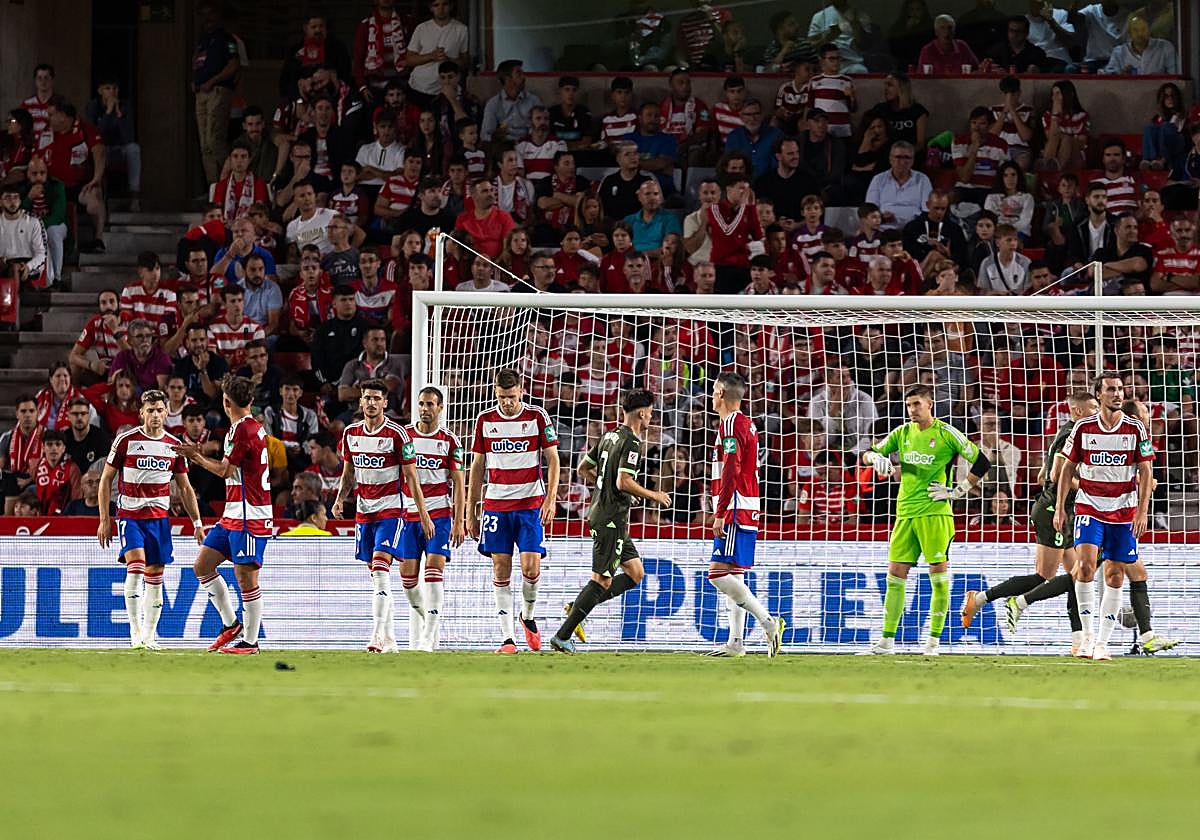 Los jugadores del Granada muestran su frustración tras uno de los goles encajados.