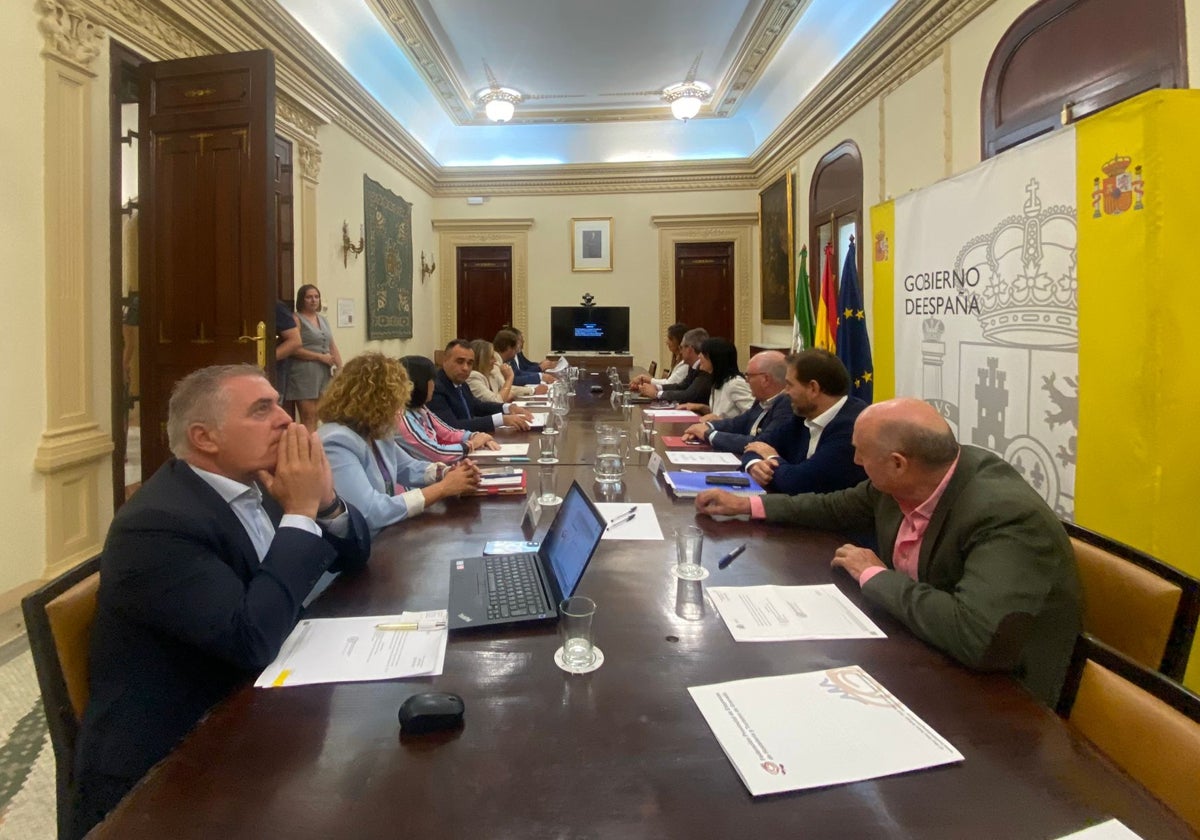 Miembros de la mesa del aeropuerto, durante la reunión de este martes.