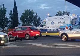 Ambulancia desplazada para atender al herido en la avenida de Andalucía