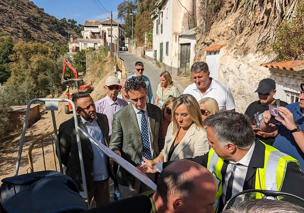 La alcaldesa de Granada, Marifrán Carazo, junto a los ediles de Urbanismo y Participación, este martes.
