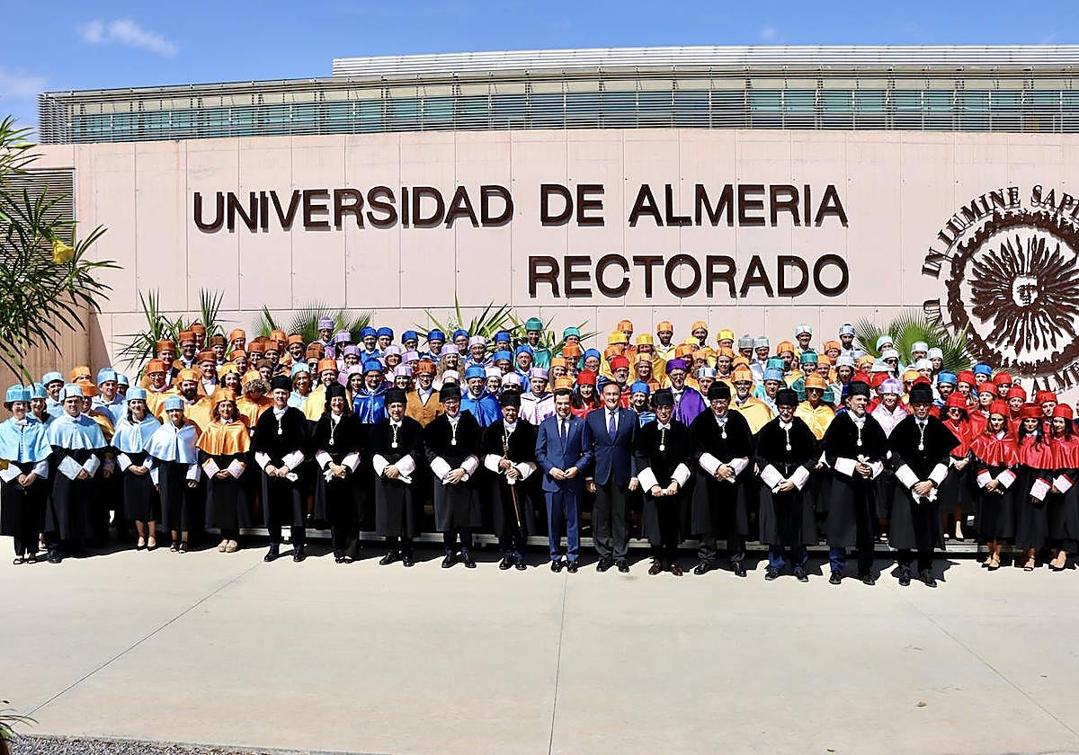 El presidente de la Junta, Moreno Bonilla, junto al rector de la UAL y el consejero de Universidad.