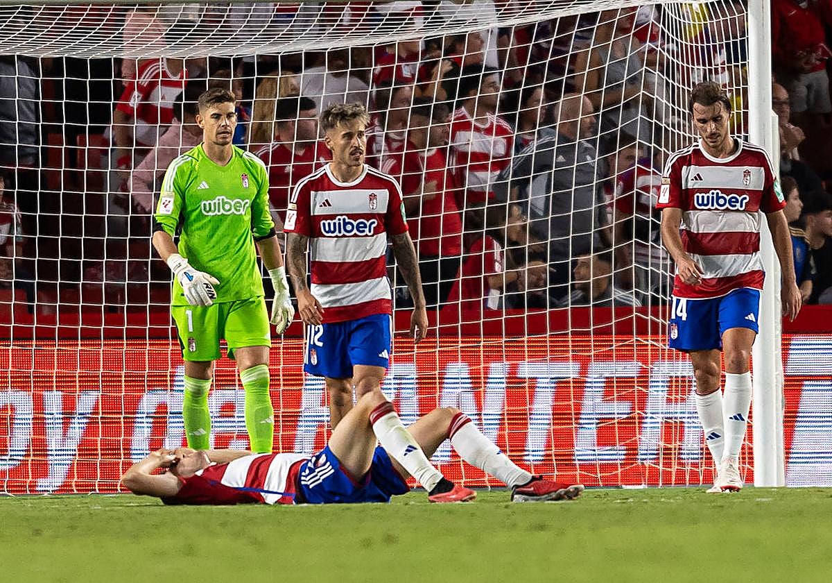 Los futbolistas del Granada, hundidos por otro gol del Girona.