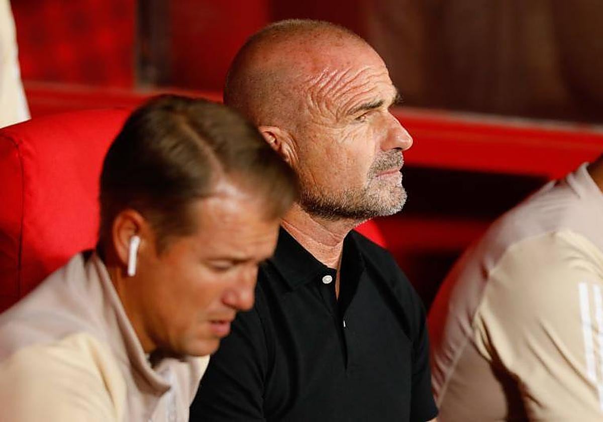 Paco López, en su banquillo antes del partido contra el Girona.