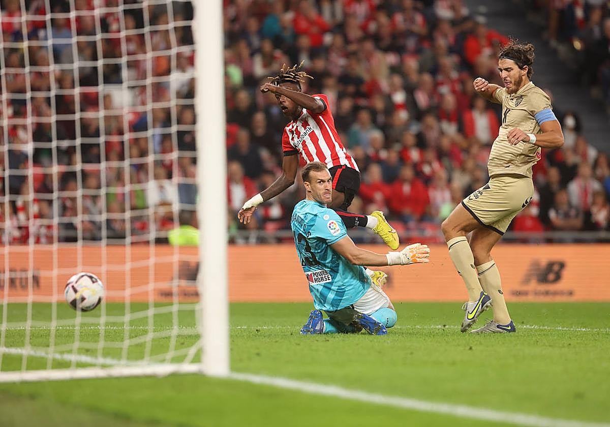 Nico Williams hacer el tercer gol el pasado año, con Fernando y Barbic sin poder hacer nada.