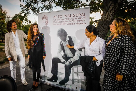 Kiki, Soleá, Aurora y Estrella posan junto al cartel de la Fundación Enrique Morente.