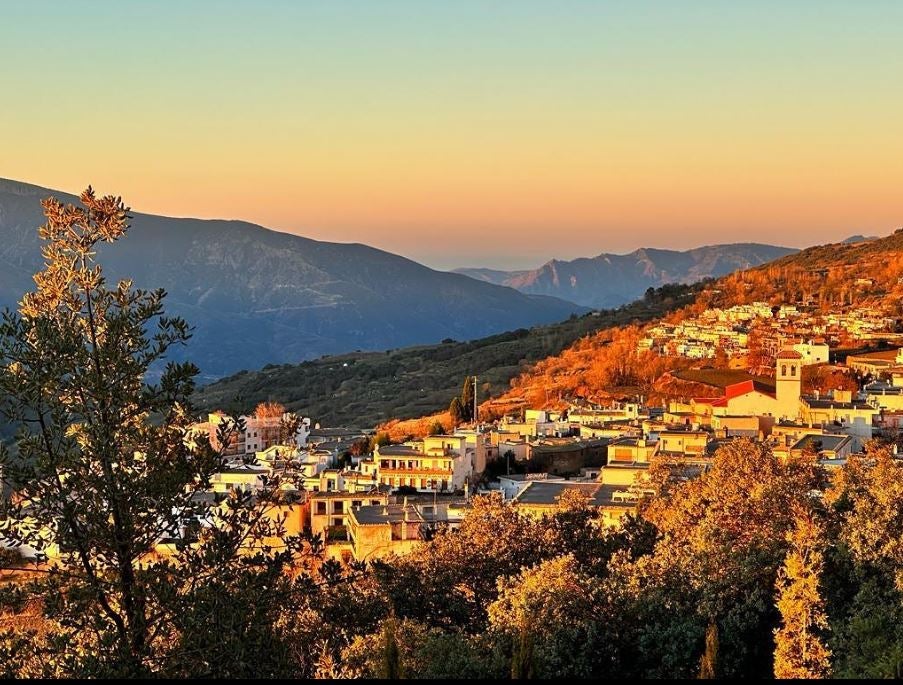 Vista de Pórtugos al atardecer.