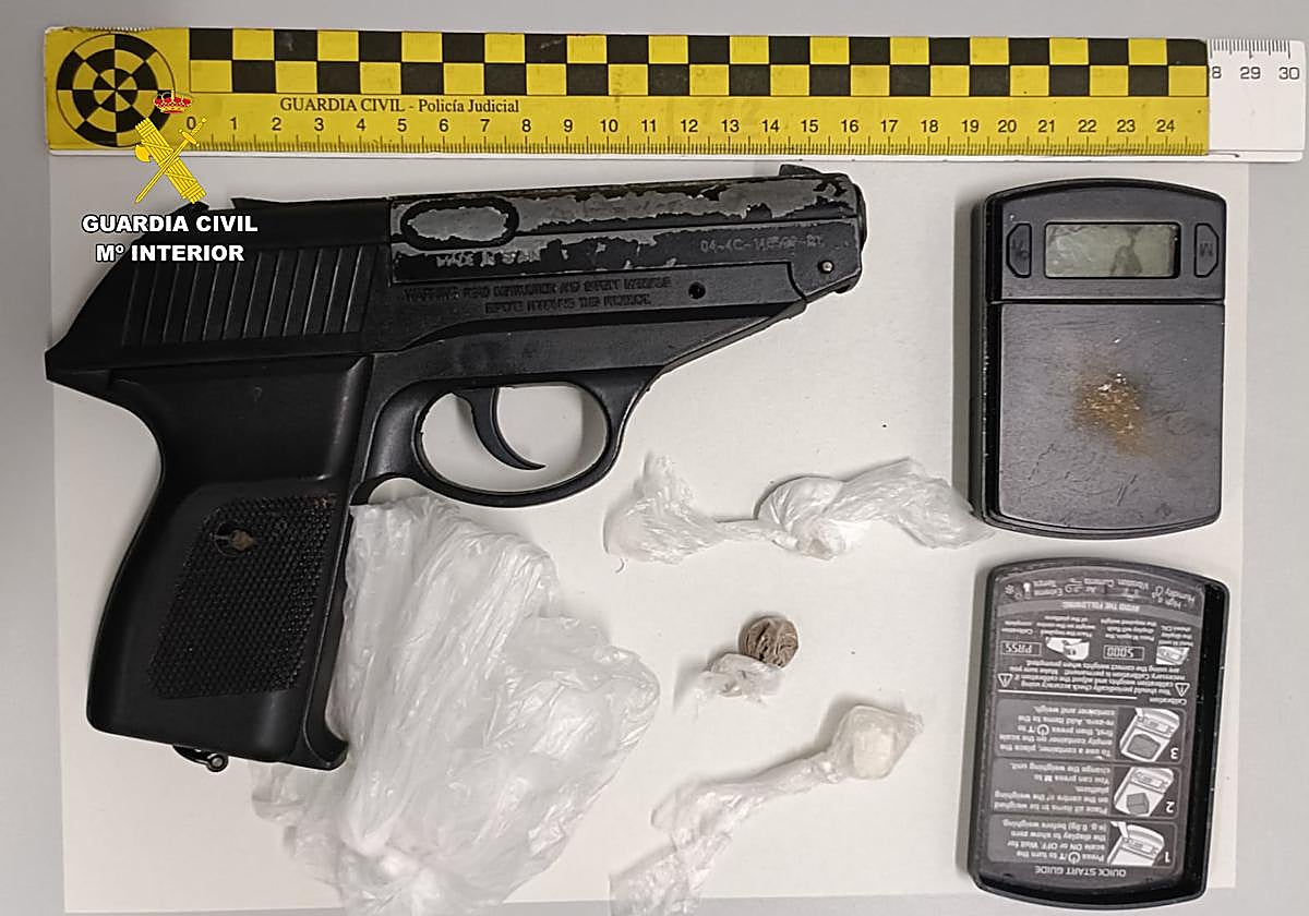 Atraca un bar en Órgiva con una pistola mientras portaba cocaína y heroína