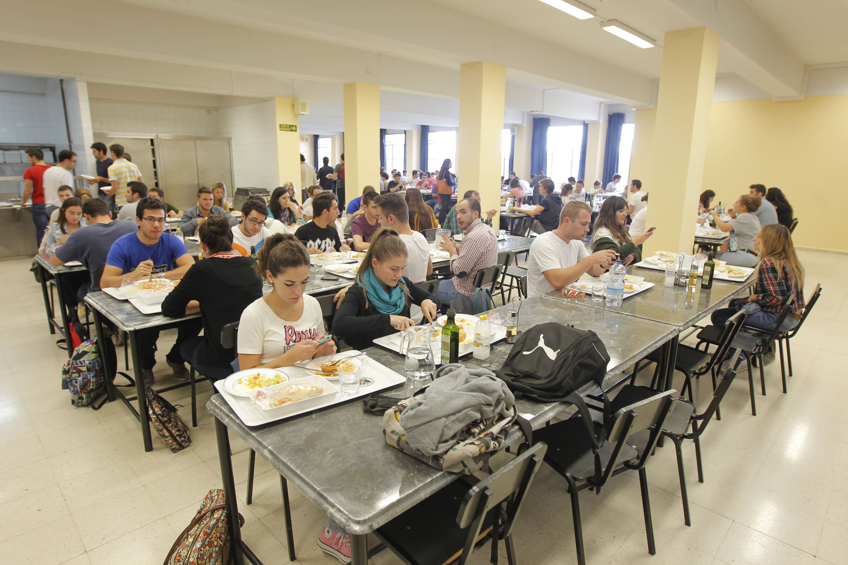 Estudiantes de la UGR en los comedores de Fuentenueva.