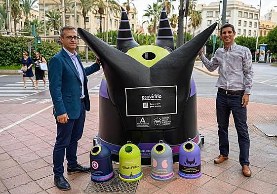 El concejal Antonio Urdiales y el gerente de zona de Ecovidrio, Jesús Gutiérrez, presentan los iglús.
