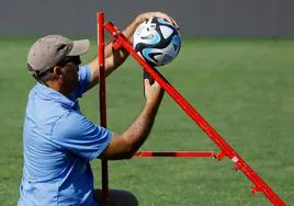 Un operario prueba un balón en la Ciudad Deportiva.