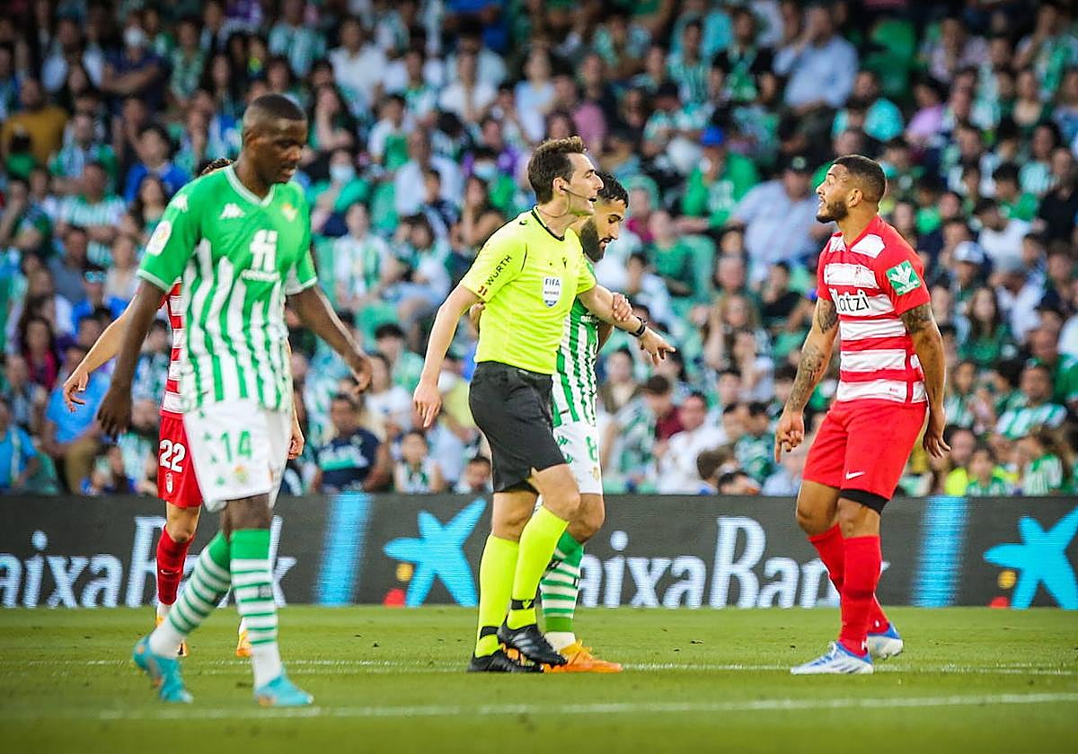 De Burgos Bengoetxea discute con Luis Suárez en el Benito Villamarín.