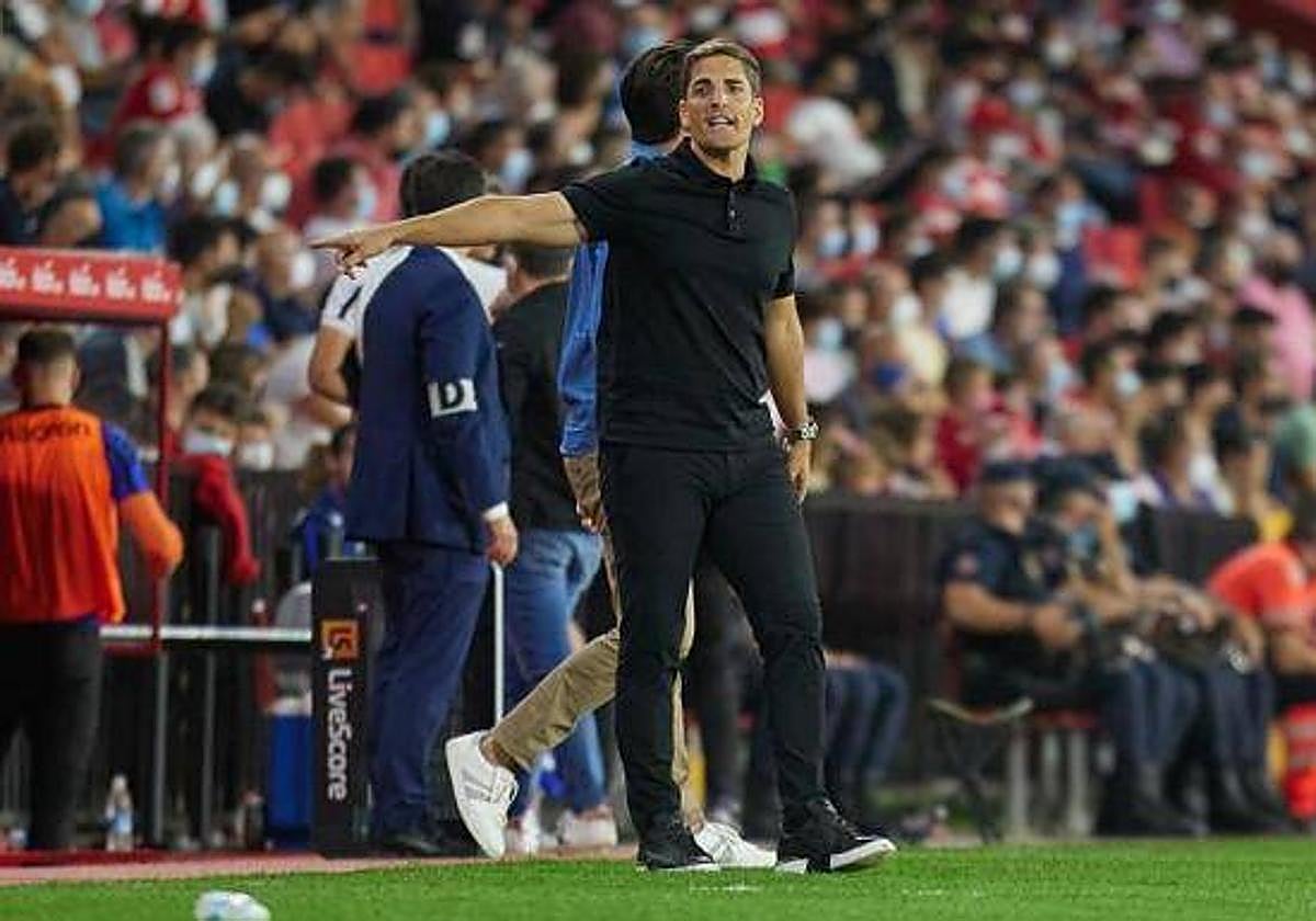 Robert Moreno, durante un partido al frente del Granada en Los Cármenes.