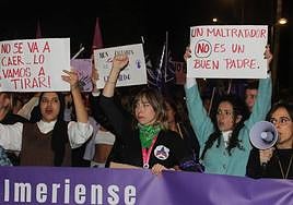 Participantes en una manifestación del 25 de noviembre, Día Internacional de la Eliminación de la Violencia contra las Mujeres, en Almería.