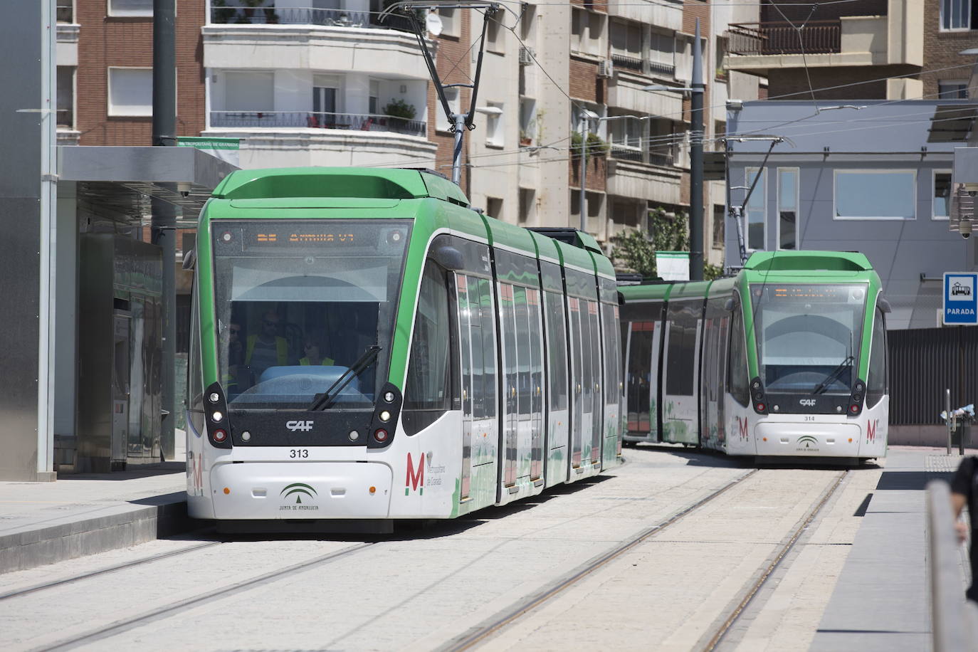 El Metro a su paso por la estación de tren de Granada.