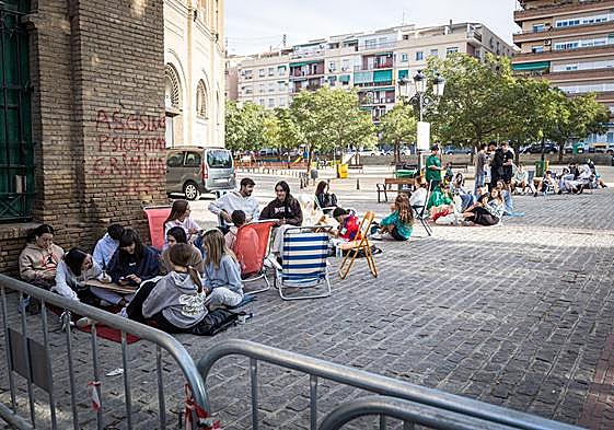 Fans de Saiko hacen cola junto a la Plaza de Toros.