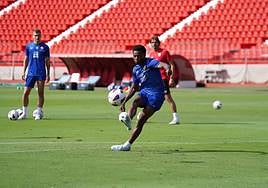 Largie Ramazani ensaya un remate a la portería en la sesión de este jueves celebrada en el campo principal del Power Horse Stadium.