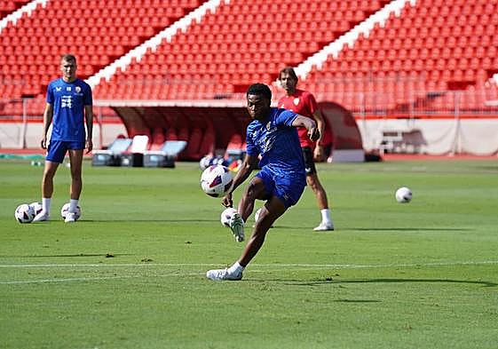 Largie Ramazani ensaya un remate a la portería en la sesión de este jueves celebrada en el campo principal del Power Horse Stadium.