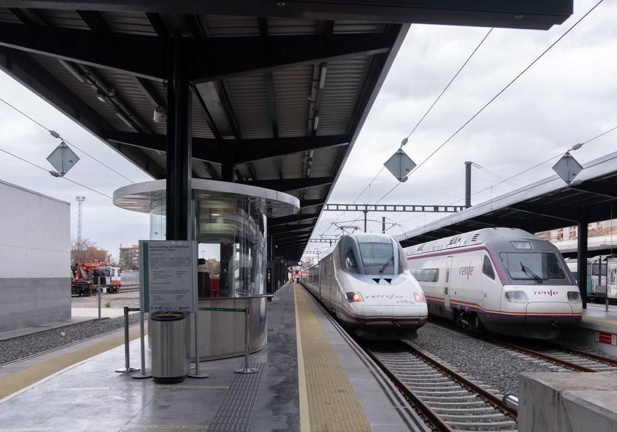 Trenes AVE en la estación de Andaluces de Granada.