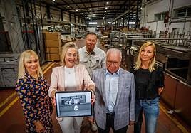 Miguel López, fundador de Pilsa, rodeado de sus hijos Javier, Inma, Luz María y Elisabeth.