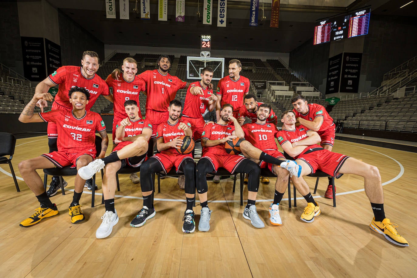Los trece jugadores que componen la plantilla del Covirán posan con desenfado en el Palacio de los Deportes antes del estreno de la temporada.
