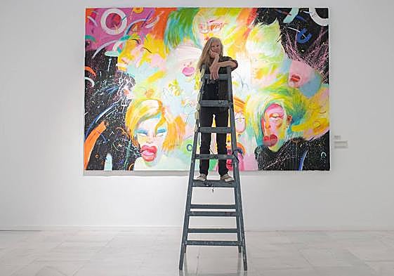 Gym Halama, ante una de las obras que integran 'Terminal'.