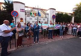 Concentración de familias y representantes del ampa a las puertas del CEIP Colón.
