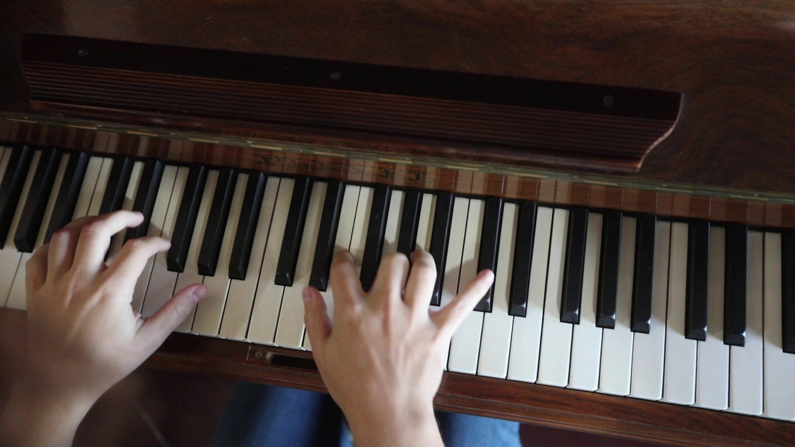 Prados pulsa las teclas para interpretar 'Ondine' de Ravel en el piano de Falla.