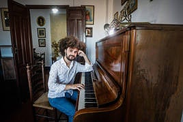 Roberto Prados toca el piano de Manuel de Falla en el carmen de Antequeruela Alta.