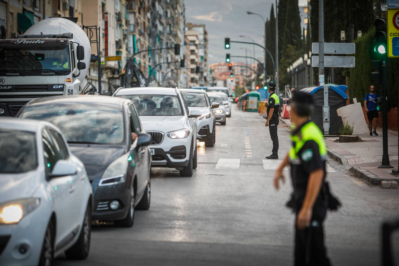 Agentes de la Policía Local vigilando el tráfico en la calle Arabial.