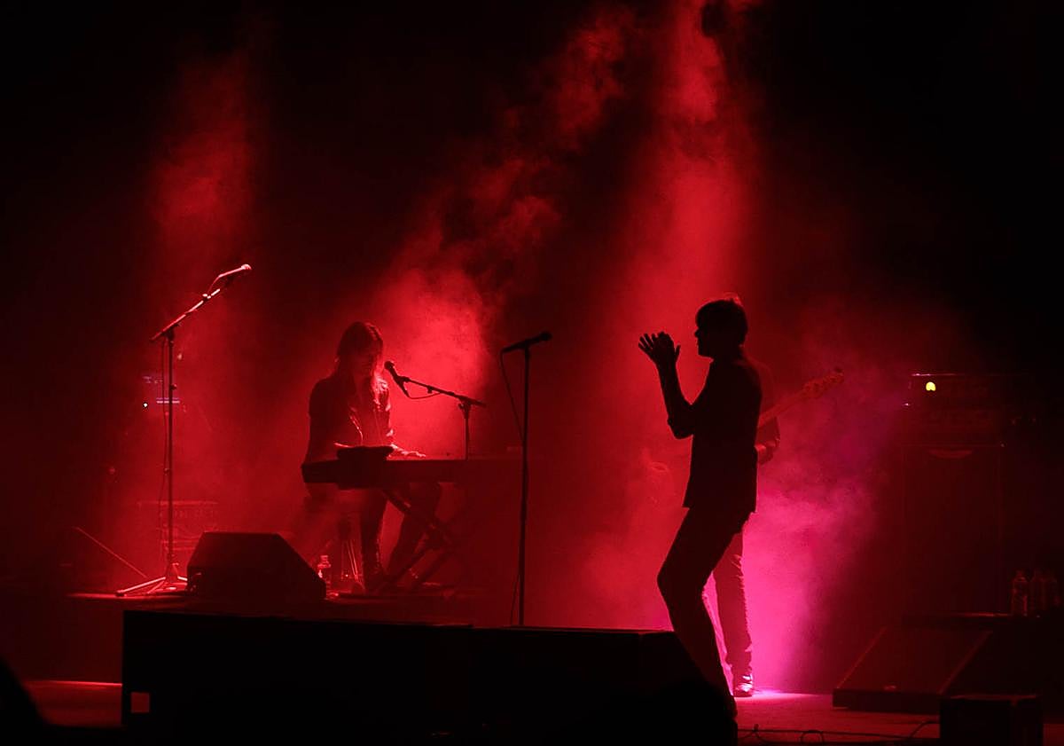 Imagen principal - Suede pone en pie al Teatro del Generalife