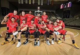 Los trece jugadores que componen la plantilla del Covirán posan con desenfado en el Palacio de los Deportes antes del estreno de la temporada.