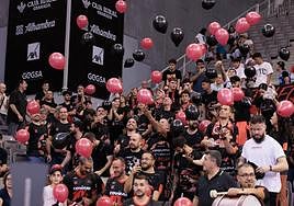 Globos al aire en la 'Esquina Rojinegra' al inicio del partido.