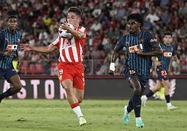 Sergio Arribas, que se acomoda el balón acosado por Correia, puso la firma a los goles.