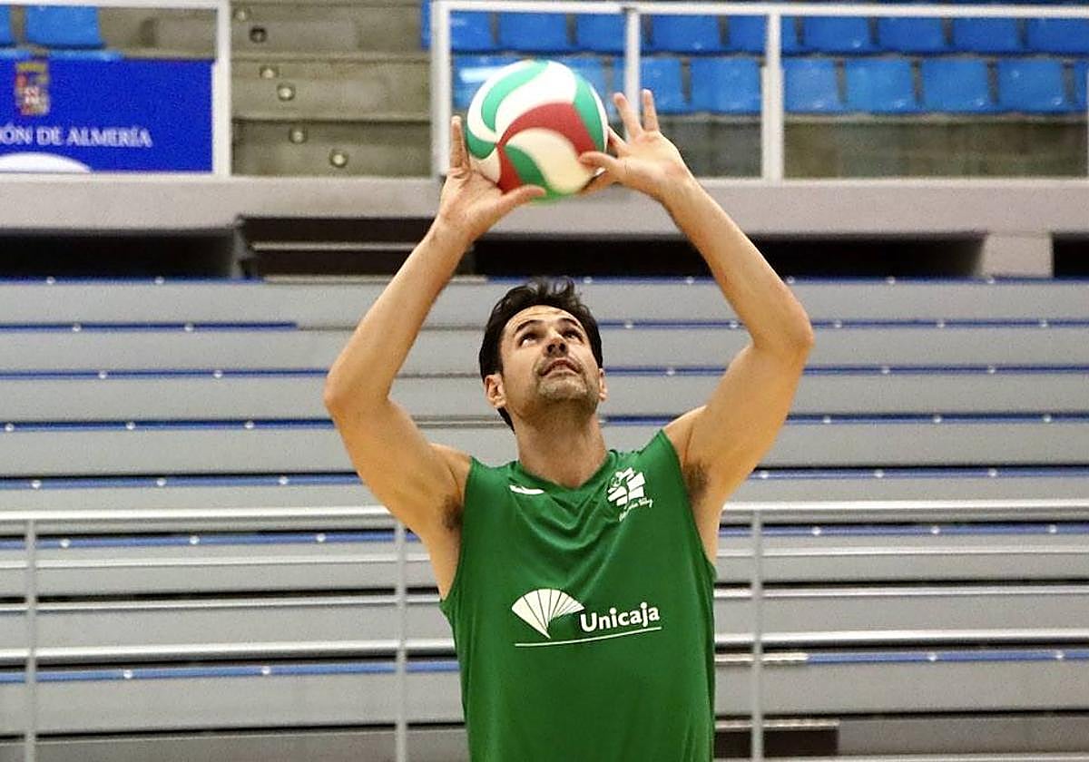 Renán Bertassoni toca de dedos y cuando lo hace actúa de mago.