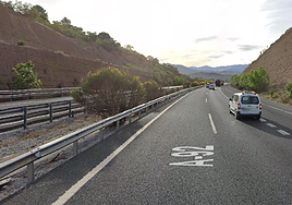 Un camión cae por un barranco y los restos del accidente provocan otro siniestro en la A-92