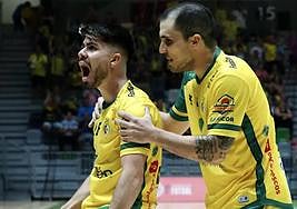 El jienense, Dani Zurdo, duda por unas molestias, es abrazado por el argentino Mati Rosa.